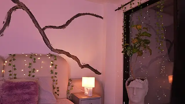 SarahCastro1  online show from 11-18-25, 04:50