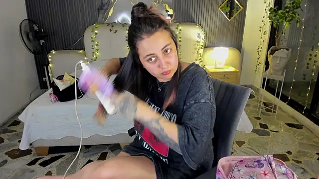 SarahCastro1  online show from 03-05-26, 04:08