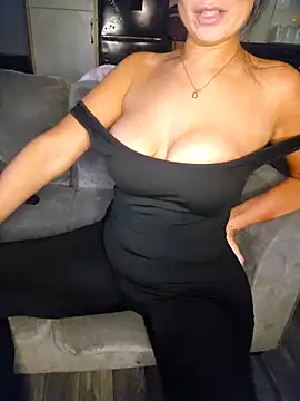 KissMeKylie online show from 12-17-25, 11:11