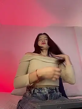 Snapshot of BrunnetAri_ chatting on 05-28-26, 03:31 BrunnetAri online show from 05-28-26, 03:31