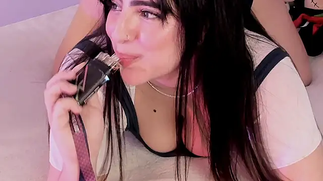 Camila Matinez  online show from 11-10-25, 01:15