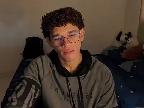 Snapshot of Tom_Blues chatting on 10-27-25, 04:22 Tom Blues online show from 10-27-25, 04:22