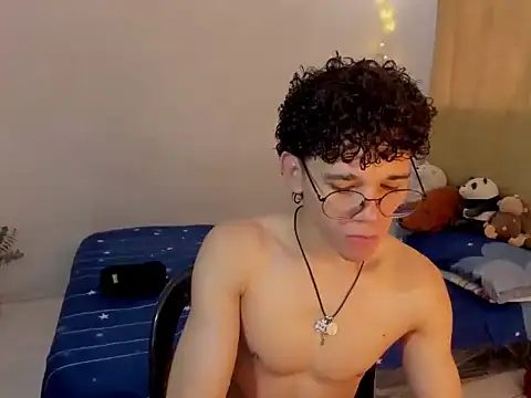 Snapshot of Tom_Blues chatting on 11-06-25, 01:01 Tom Blues online show from 11-06-25, 01:01