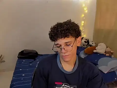 Snapshot of Tom_Blues chatting on 11-10-25, 02:05 Tom Blues online show from 11-10-25, 02:05