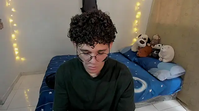 Snapshot of Tom_Blues chatting on 11-24-25, 04:51 Tom Blues online show from 11-24-25, 04:51