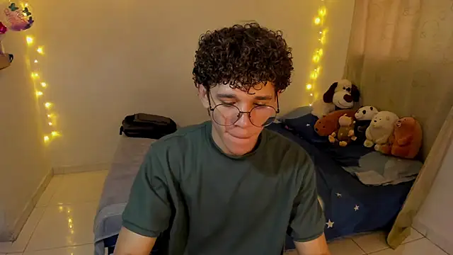 Snapshot of Tom_Blues chatting on 12-18-25, 04:24 Tom Blues online show from 12-18-25, 04:24