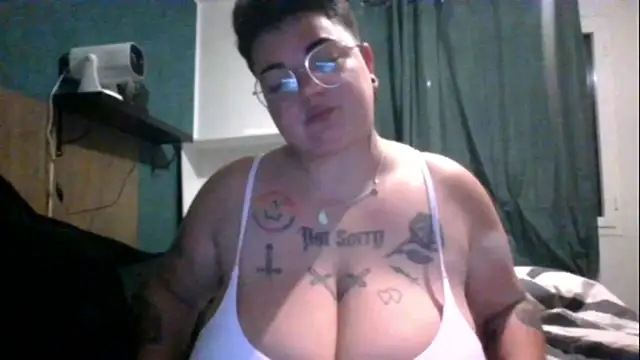 Snapshot of PirateXL chatting on 05-06-26, 12:19 PirateXL online show from 05-06-26, 12:19