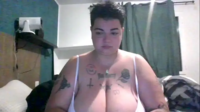 Snapshot of PirateXL chatting on 05-17-26, 11:01 PirateXL online show from 05-17-26, 11:01