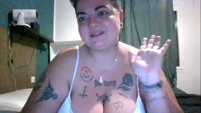 Snapshot of PirateXL chatting on 05-19-26, 11:55 PirateXL online show from 05-19-26, 11:55