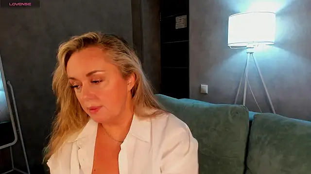 Snapshot of Sky_Kuper chatting on 10-26-25, 12:38 Sky Kuper online show from 10-26-25, 12:38