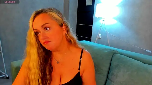 Snapshot of Sky_Kuper chatting on 11-11-25, 12:43 Sky Kuper online show from 11-11-25, 12:43