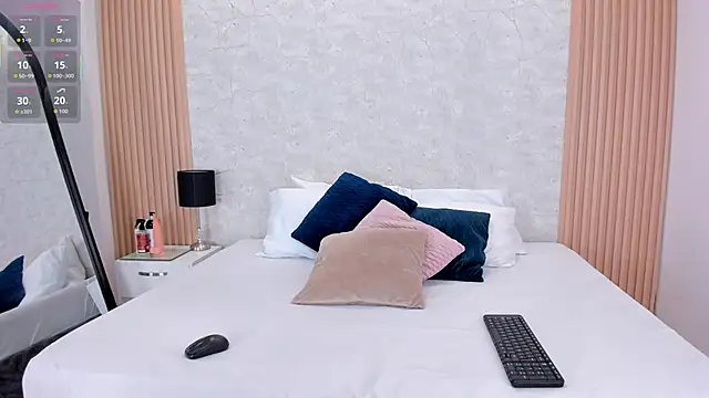 Snapshot of NaomyCollins__ chatting on 09-30-25, 01:38 NaomyCollins online show from 09-30-25, 01:38