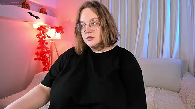 Snapshot of Alissa_S chatting on 10-31-25, 04:19 Alissa S online show from 10-31-25, 04:19