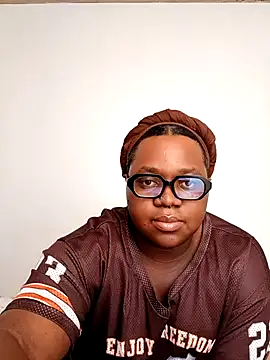 Snapshot of Gyminae chatting on 11-16-25, 01:06 Gyminae online show from 11-16-25, 01:06