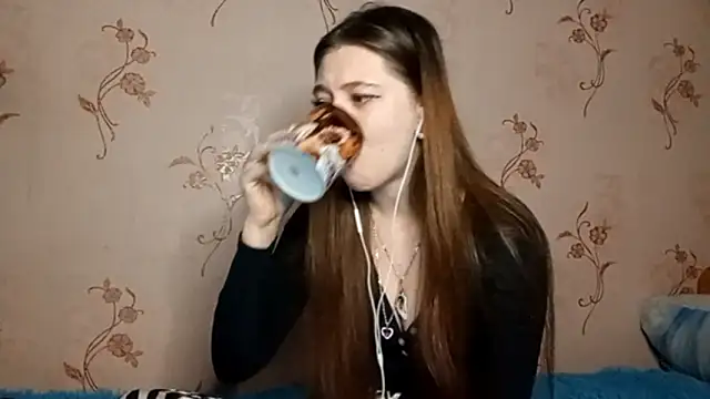 Snapshot of Sophiecuttie chatting on 10-04-25, 07:01 Sophiecuttie online show from 10-04-25, 07:01