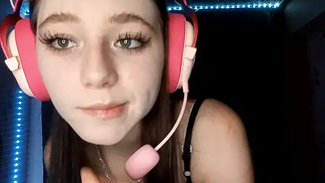 Snapshot of Sophiecuttie chatting on 10-11-25, 05:00 Sophiecuttie online show from 10-11-25, 05:00