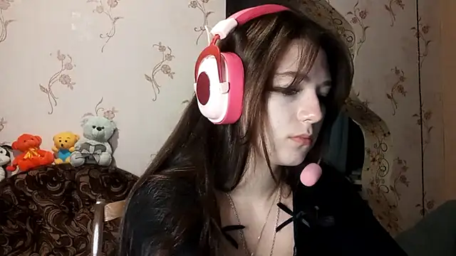 Snapshot of Sophiecuttie chatting on 10-14-25, 03:35 Sophiecuttie online show from 10-14-25, 03:35