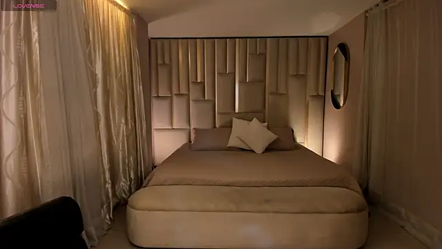 Snapshot of LucyWeiss_ chatting on 10-10-25, 08:52 LucyWeiss online show from 10-10-25, 08:52