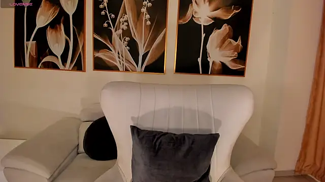 Snapshot of LucyWeiss_ chatting on 10-28-25, 08:00 LucyWeiss online show from 10-28-25, 08:00