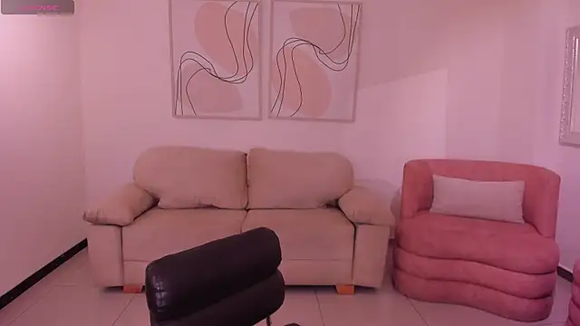 Snapshot of LucyWeiss_ chatting on 11-19-25, 09:15 LucyWeiss online show from 11-19-25, 09:15