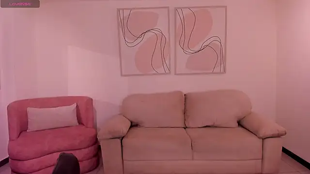 Snapshot of LucyWeiss_ chatting on 11-20-25, 08:08 LucyWeiss online show from 11-20-25, 08:08