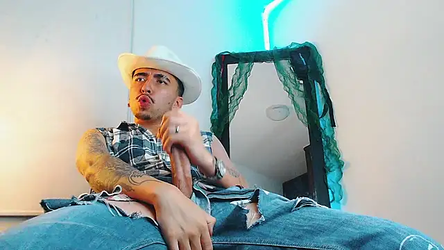 Snapshot of liamty_luxor chatting on 12-16-25, 04:39 liamty luxor online show from 12-16-25, 04:39