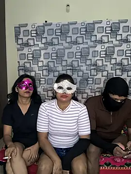 Snapshot of Family02 chatting on 12-17-25, 04:57 Family02 online show from 12-17-25, 04:57