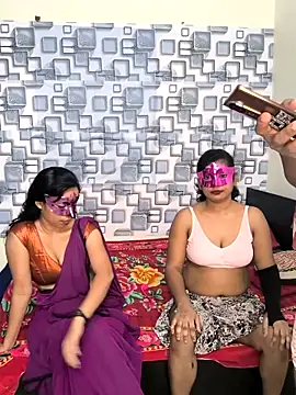 Snapshot of Family02 chatting on 12-19-25, 05:09 Family02 online show from 12-19-25, 05:09