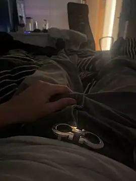 Snapshot of elox33 chatting on 04-15-26, 01:40 elox33 online show from 04-15-26, 01:40