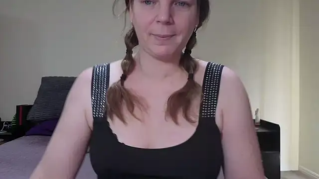 aussiepeaches online show from 02-10-26, 01:43