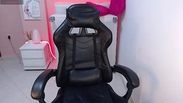 Snapshot of Cherrykissxx chatting on 10-20-25, 06:36 Cherrykissxx online show from 10-20-25, 06:36