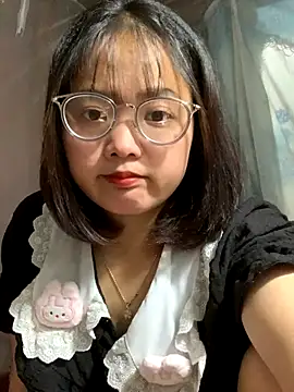 Snapshot of July-y chatting on 09-19-25, 01:29 July-y online show from 09-19-25, 01:29