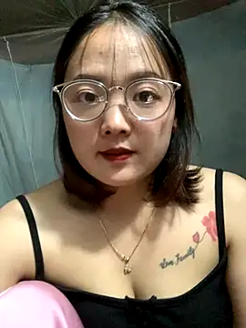 Snapshot of July-y chatting on 09-20-25, 04:30 July-y online show from 09-20-25, 04:30