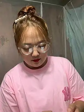 Snapshot of July-y chatting on 10-05-25, 01:53 July-y online show from 10-05-25, 01:53