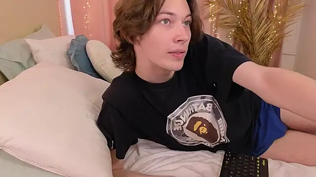 Snapshot of _Den1s_ chatting on 10-11-25, 12:26 Den1s online show from 10-11-25, 12:26