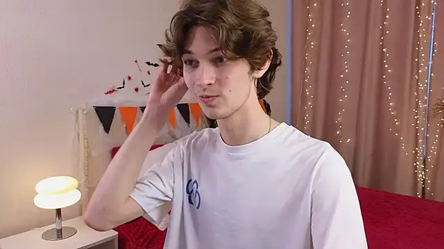 Snapshot of _Den1s_ chatting on 10-25-25, 12:23 Den1s online show from 10-25-25, 12:23