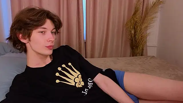 Snapshot of _Den1s_ chatting on 02-08-26, 12:30 Den1s online show from 02-08-26, 12:30