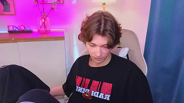 Snapshot of _Den1s_ chatting on 02-21-26, 12:28 Den1s online show from 02-21-26, 12:28