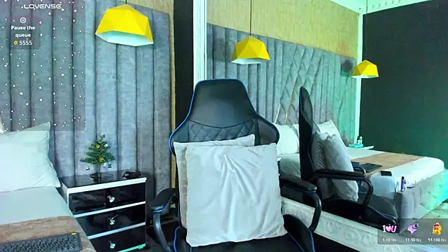 SkylerBloomm online show from 12-21-25, 03:02