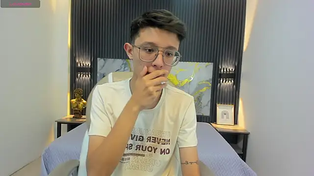 SantiagoRusso18 online show from 09-09-25, 12:37