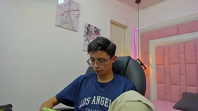 SantiagoRusso18 online show from 10-04-25, 08:07