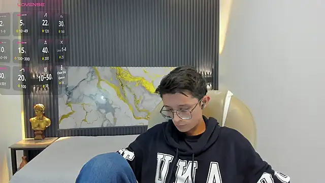 SantiagoRusso18 online show from 10-06-25, 12:35