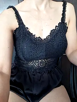 Snapshot of Mlemmz chatting on 06-18-26, 01:39 Mlemmz online show from 06-18-26, 01:39