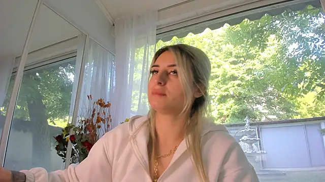 Snapshot of Ella_Vee chatting on 05-15-26, 05:25 Ella Vee online show from 05-15-26, 05:25