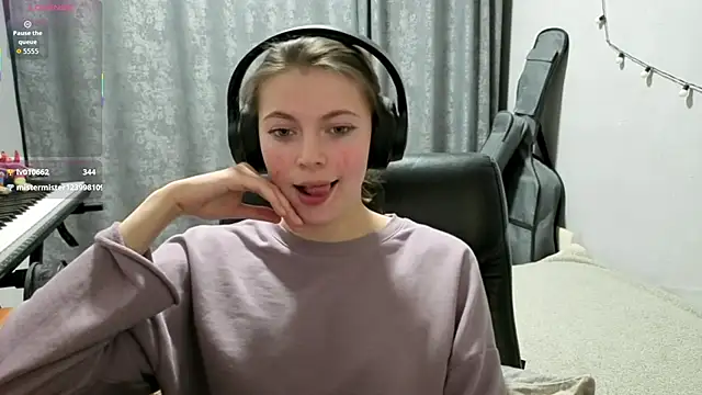 Snapshot of CutieAnny chatting on 04-28-26, 02:27 CutieAnny online show from 04-28-26, 02:27