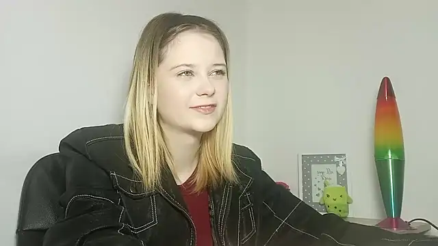 Snapshot of LydiaYoung chatting on 10-13-25, 06:08 LydiaYoung online show from 10-13-25, 06:08