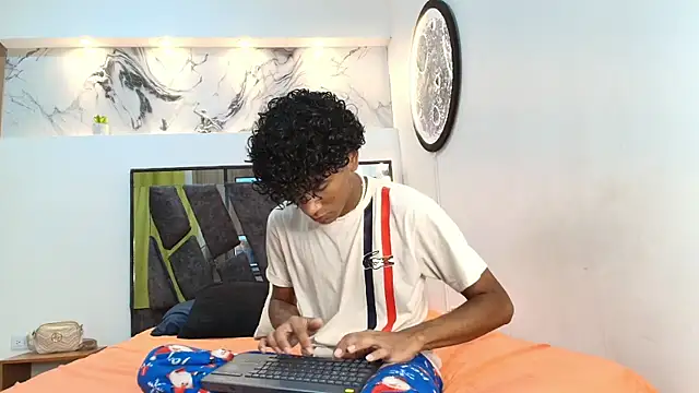 Snapshot of LONDON_BOYS1 chatting on 10-14-25, 01:17 LONDON BOYS1 online show from 10-14-25, 01:17