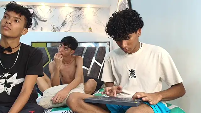 Snapshot of LONDON_BOYS1 chatting on 10-17-25, 02:48 LONDON BOYS1 online show from 10-17-25, 02:48