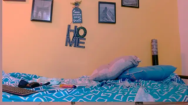 Snapshot of skinnyyuliana18 chatting on 12-01-25, 07:19 skinnyyuliana18 online show from 12-01-25, 07:19