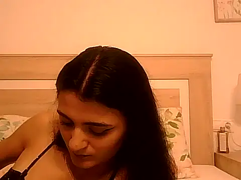 Snapshot of Ella0105 chatting on 09-08-25, 05:01 Ella0105 online show from 09-08-25, 05:01